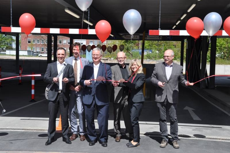Neue Parkplätze: v.l. Architekt Uwe Küstermeier, Sascha Kukulka, Bürgermeister Klaus-Werner Jablonski, Claus Chrispeels, Andrea Vogt und Peter Klein eröffneten das Parkhaus.