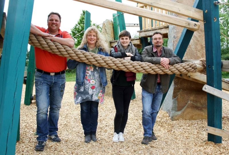 Kümmern sich um 50 Troisdorfer Spielplätze: v.l. Markus Grommes, Irene Selmani, Alina Böhm und Stephan Roesner