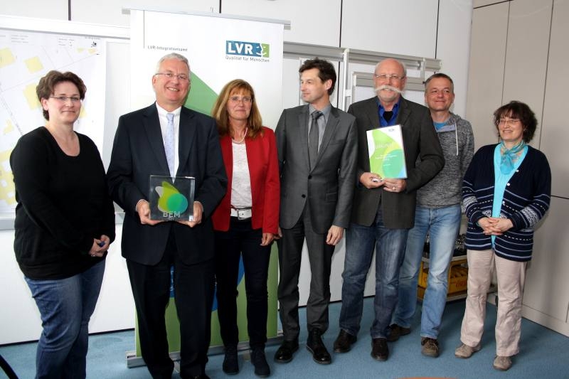 Mit BEM-Auszeichnung: v.l. Maria Quabeck, Bürgermeister Klaus-Werner Jablonski, Heike Linnhoff, Christoph Beyer (LVR), Jürgen Heinrich, Rainer Schonauer und Iris Mäurer.