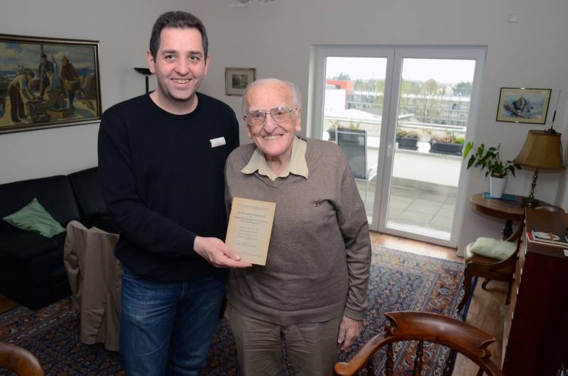 Gemeinsam: Verwaltungsleiter Jens Püttmann und Dr. Watrinet mit dessen Promotion