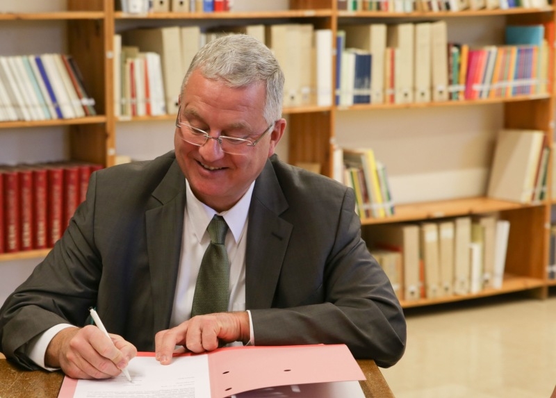 Bürgermeister Jablonski unterzeichnet den Schenkungsvertrag