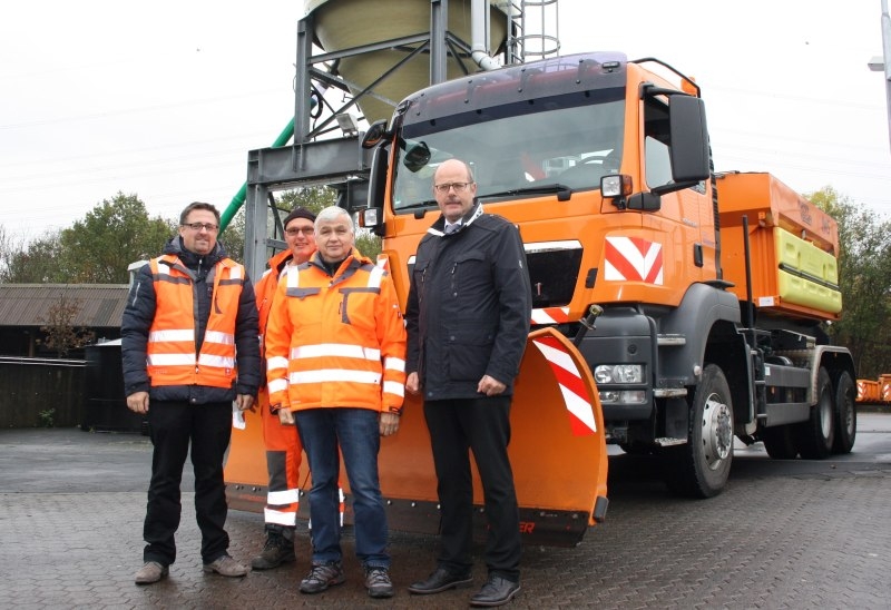 Alles vorbereitet für den Winterdienst: v.l. Bauhof-Chef Carsten Walbröhl und seine Mitarbeiter Uwe Biegel und Otto Beck sowie Dezernent Horst Wende vor einem der Streufahrzeuge.