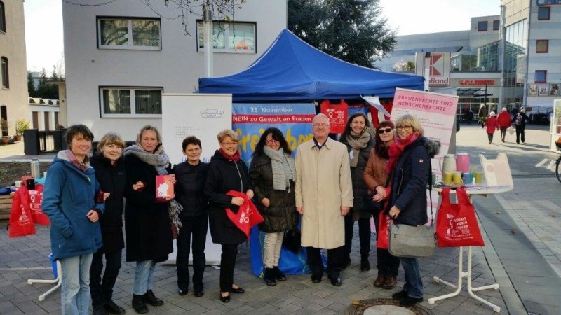 Gegen Gewalt an Frauen gingen Vertreterinnen von Beratungseinrichtungen gemeinsam mit Bürgermeister Klaus-Werner Jablonski, Vertreterinnen des Stadtrats und den Gleichstellungsbeauftragten der Stadt Troisdorf auf die Straße.