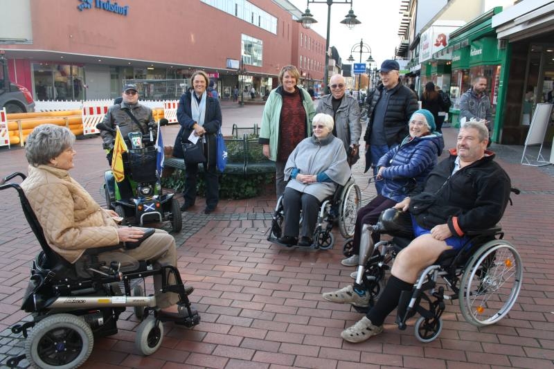 Stadtführung im Rollstuhl: Peter Haas leitete einen außergewöhnlichen Rundgang durch die Innenstadt.