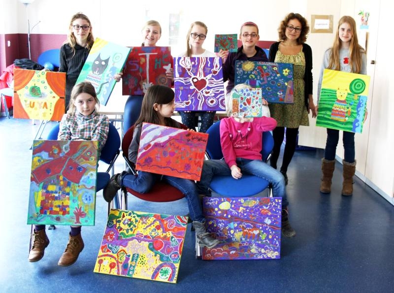 Mosaikkunst angewandt: Darja Shatalova (2.v.r.) mit den Kindern im Stadtteilhaus FWH.