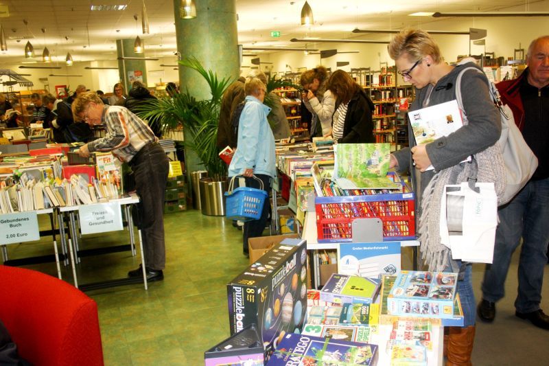 Beim Medienflohmarkt in der Stadtbibliothek gibt es jede Menge Schnäppchen.