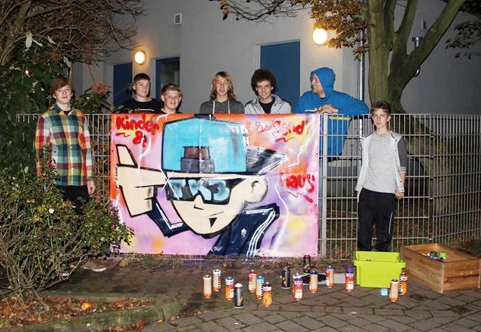 Viel Farbe, viel Spaß: Jugendliche lernen Graffiti.