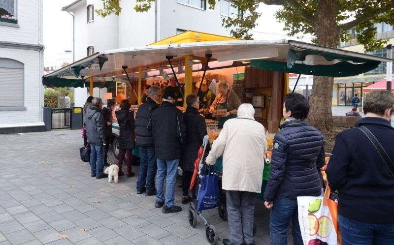 Alles frisch beim Wochenmarkt auf dem Fischerplatz!
