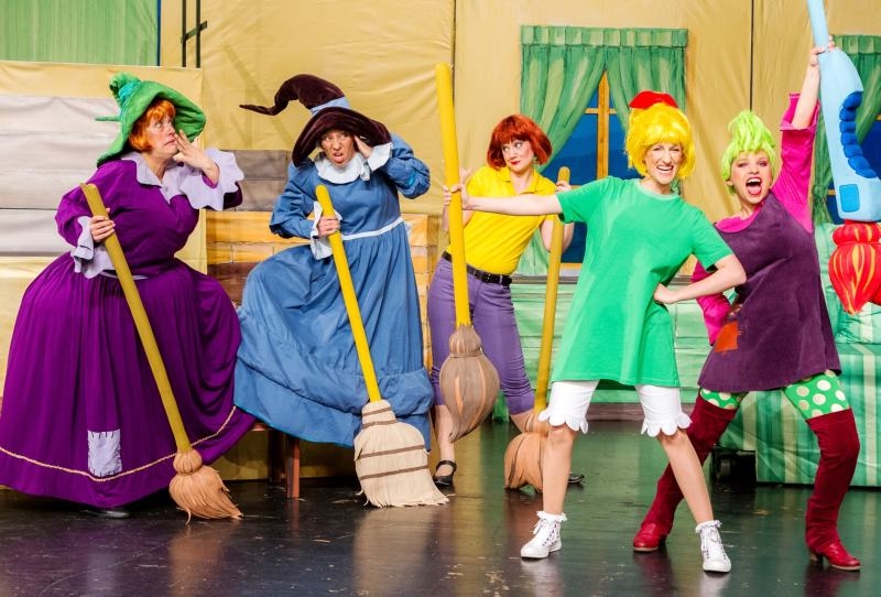 Szene aus dem kunterbunten Musical um Bibi Blocksberg.