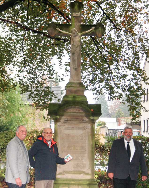 Vor dem hohen neuen Denkmal: v.l. Joachim Bourauel, Alfons Weißenfels und Ulrich Pollheim.