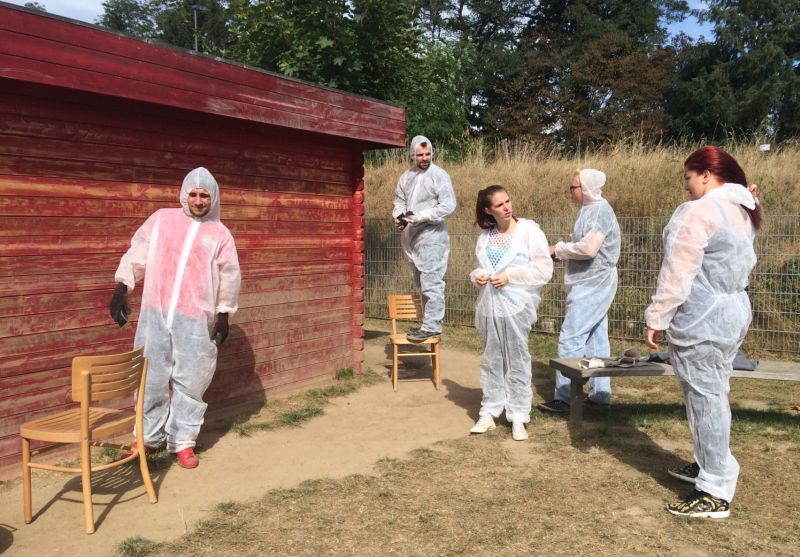 Eindringlinge von einem anderen Stern? Nein, Joblinge aktiv: Junge Leute halfen bei Arbeiten in der Kita Ravensberger Weg, hier beim Streichen des Gartenhauses.