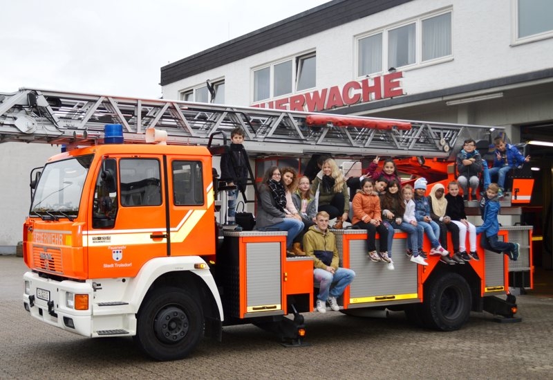 Leiterwagen der Feuerwehr und die Einsatzwagen bei der Polizei konnten die Kinder unter die Lupe nehmen.