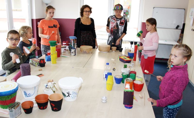 Darja Shatalova (Mitte) mit einigen der jungen Musiker.