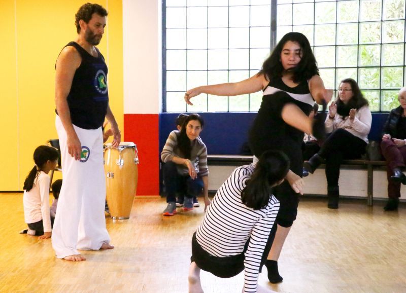 Paolo Franco (links) zeigte den Kindern die Schritte des Capoeira.