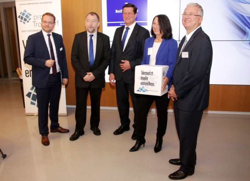 Bürgermeister Klaus-Werner Jablonski (rechts) nahm an der Besichtigung bei Reifenhäuser teil.