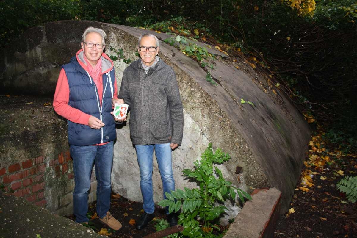 Luftschutzanlage schützen: Denkmalpfleger Holger Fettke (links) und Ortsvorsteher Rudolf Eich vor Ort.