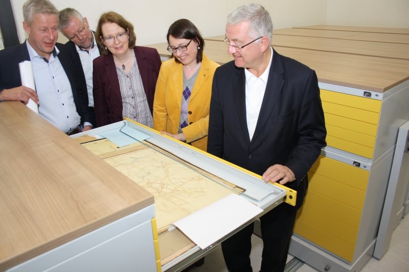 Bürgermeister Klaus-Werner Jablonski (rechts) besichtigte das neue Kartenmagazin des Stadtarchivs.