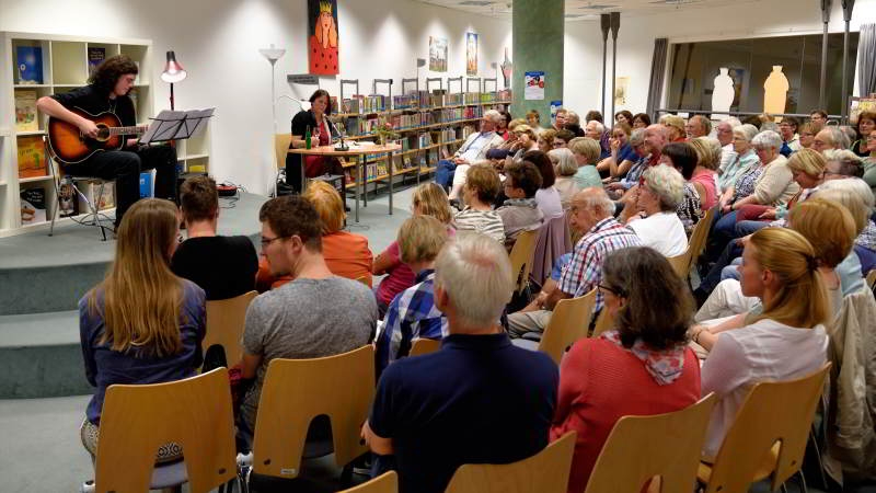 Ungefähr 90 Besucher kamen zur Lesung