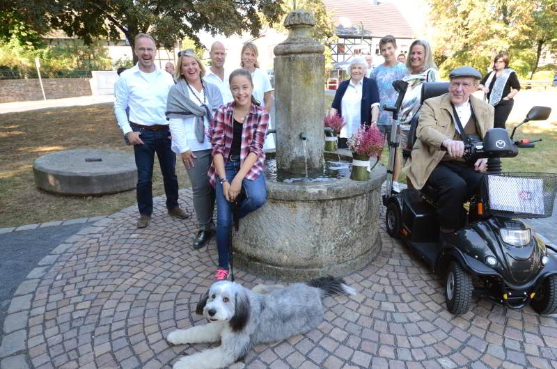 Die Familie des Brunnenspenders Thomas Meyer (links) bei der Brunneneinweihung Fotos: Carsten Seim