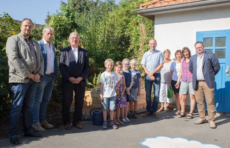 v.l. Rene Tiemann und Jörg Mühlenbock (Town & Country), Bürgermeister Klaus-Werner Jablonski, Schulleiter Niklas Tervooren, Lehrerinnen Frau Mißelbeck, Frau Scheve, Frau Kilian, Schulamtsleiter Frank Peukert.