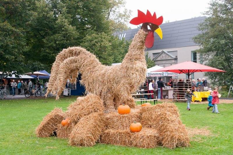 Großer Hahn aus Stroh
