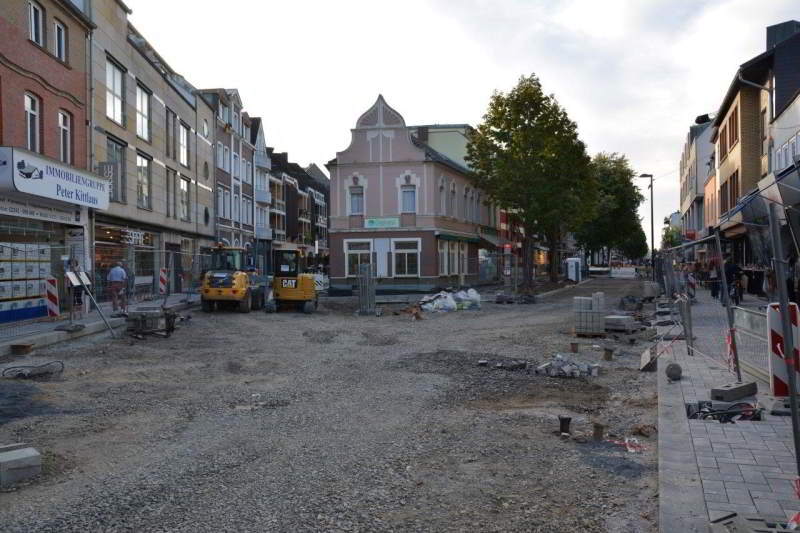 Der neue Belag an der Einmündung Alte Poststraße/Kölner Straße ist in seinen Konturen bereits zu erkennen.