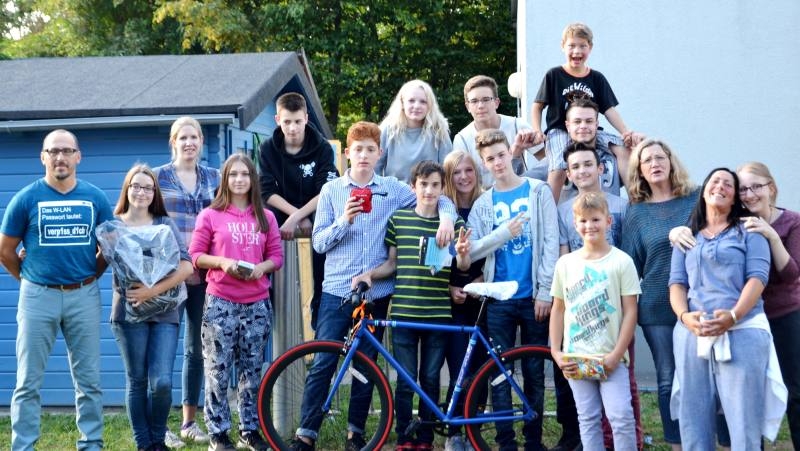 Die jungen Besucherinnen und Besucher freuten sich mit Riccardo La Porta (Mitte) über das gewonnene Fahrrad.
