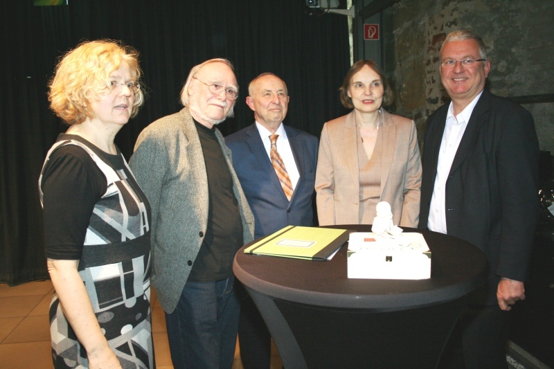 Bürgermeister Klaus-Werner Jablonski (rechts) gratulierte zur Auszeichnung.