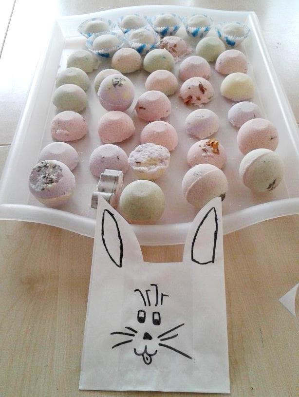 Der Osterhase bringt in diesem Jahr Badebomben.