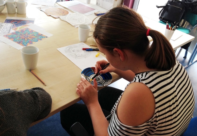 Konzentriert und mit viel Phantasie wurden Teller und Tassen bemalt.