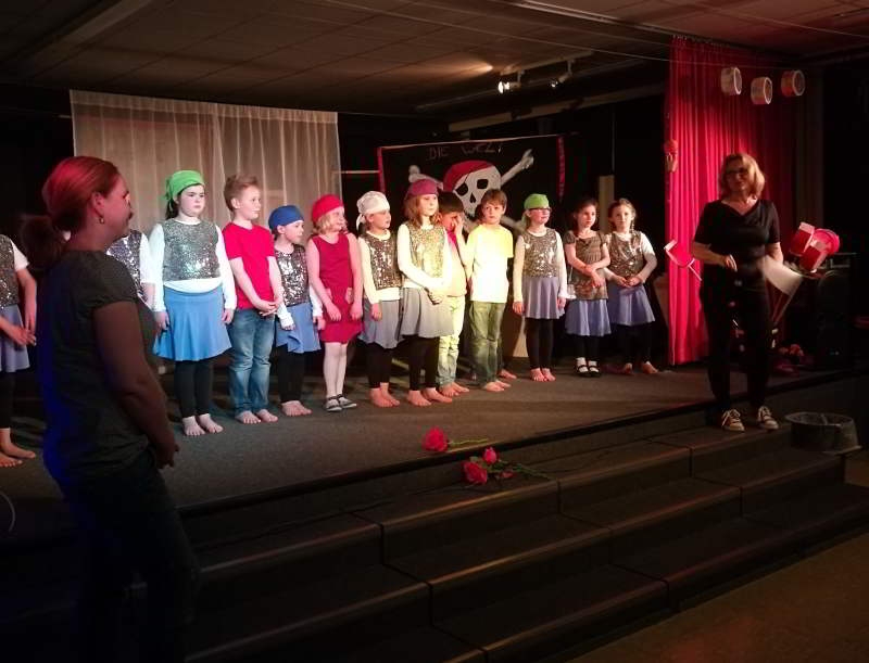Kinder der Sternenschule auf der Bühne
