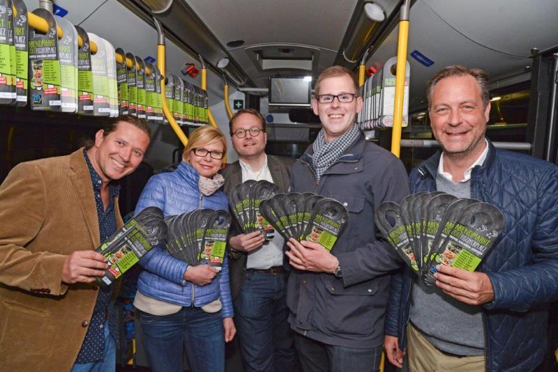 In nächtlicher Aktion wurden sogenannte Swing-Cards in Bussen verteilt.