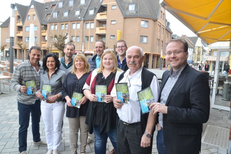 Freuen sich auf die Schlemmertour 2017: Troisdorfer Gastronomen mit Fabian Wagner (dritter von rechts) und Thomas Zacharias (rechts)