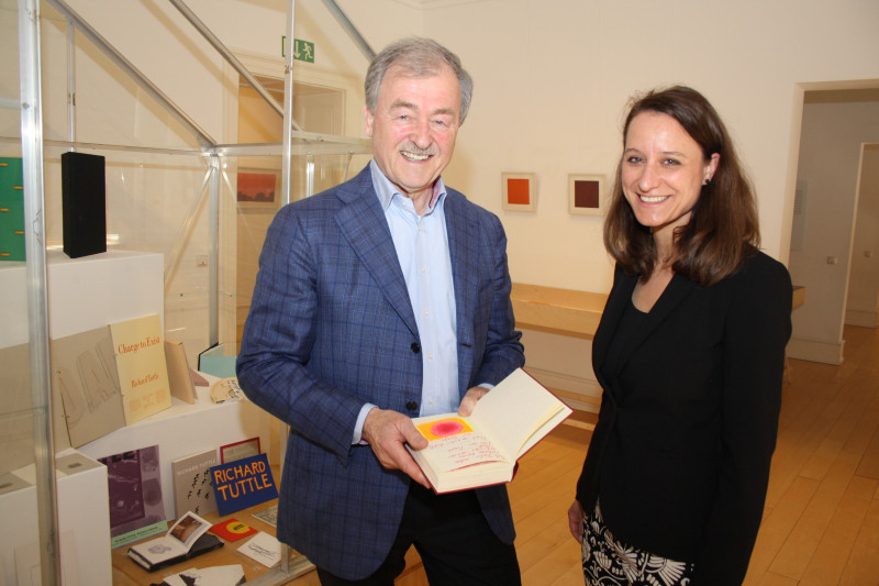 Sammler Jochen Kienbaum und Lektorin Julia Wedlich im Bilderbuchmuseum.