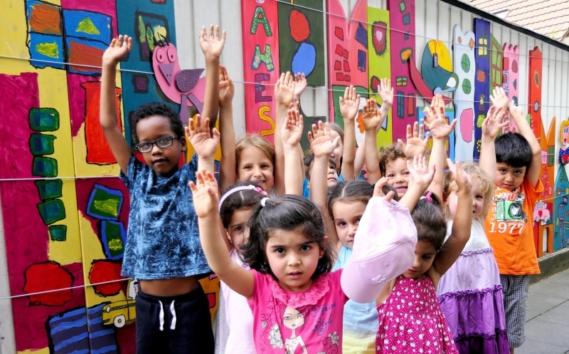 Rizzi op de Hött: Kinder der Kita Robert-Müller-Platz gestalten eine ehemals schnöde Garagenwand.