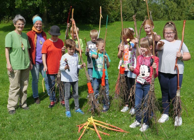 Hexen und Zauberer trafen sich im Stadtteilpark an der Lahnstraße.