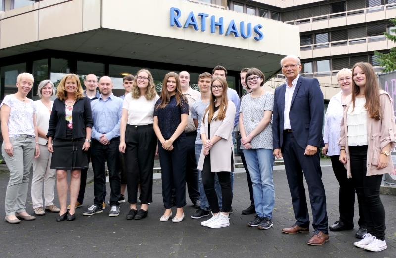 Rheinische Zahl: 11 neue Auszubildende wurden im Rathaus begrüßt.