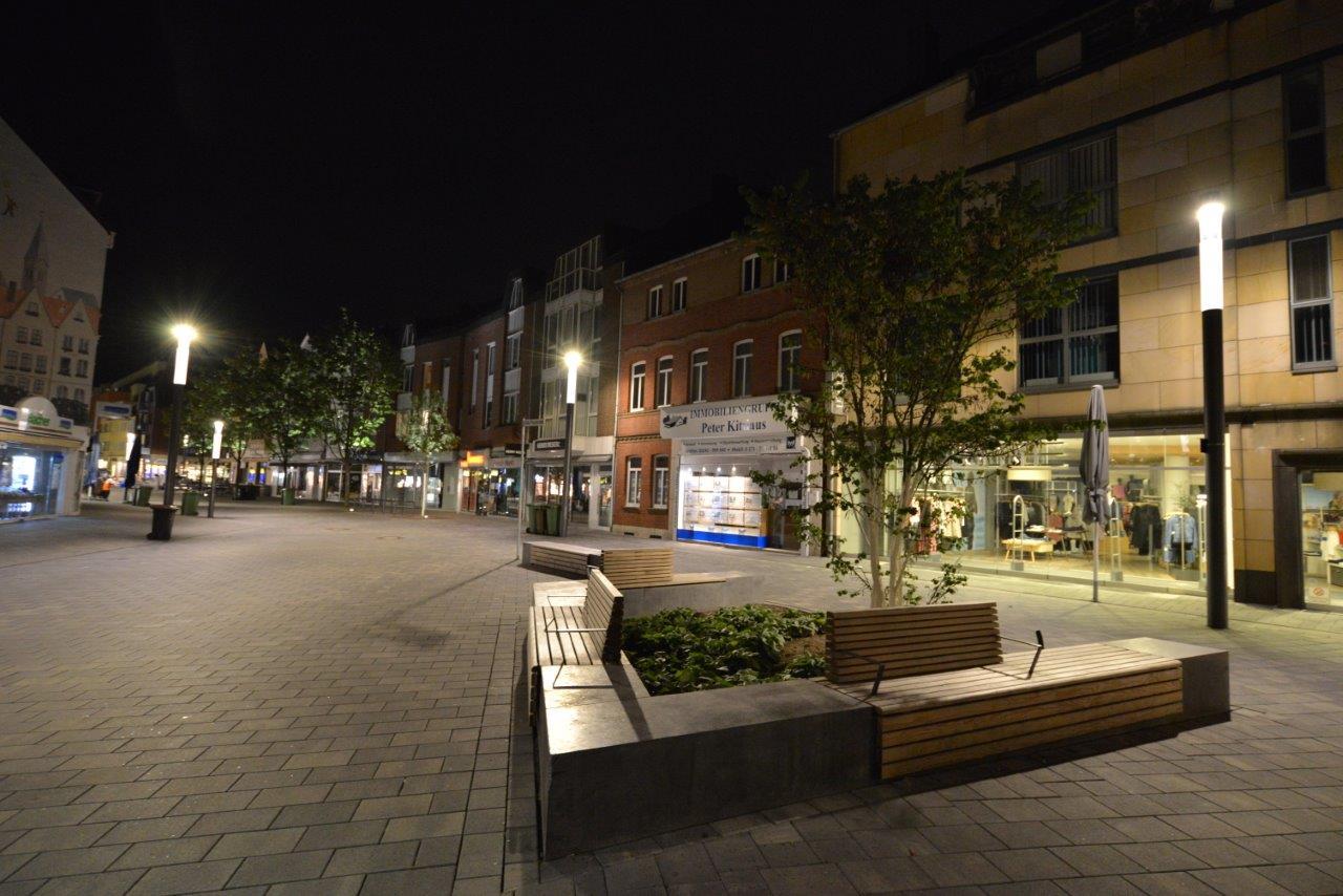 Strahlend sparsam: Die neue Beleuchtung in der Fußgängerzone.