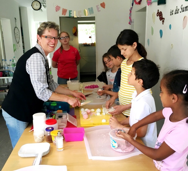 Eva Rau stellte mit den Kindern im Uferstübchen duftende Badebomben zusammen.