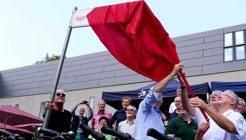 Alle zogen an einem Strang: Auf Burg Wissem wurde das Schild für den neuen Radweg feierlich enthüllt.