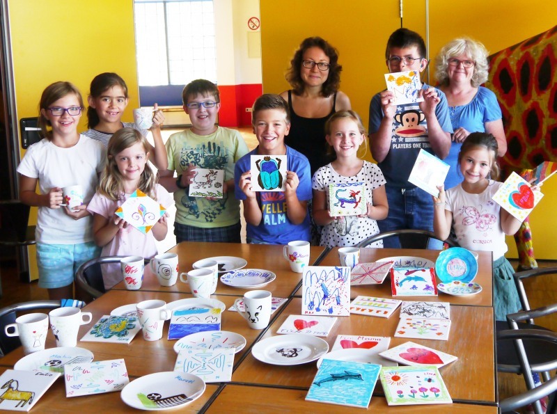 Stolz mit selbst gestaltetem Porzellan: Troisdorfer Kinder im Stadtteilhaus FWH.