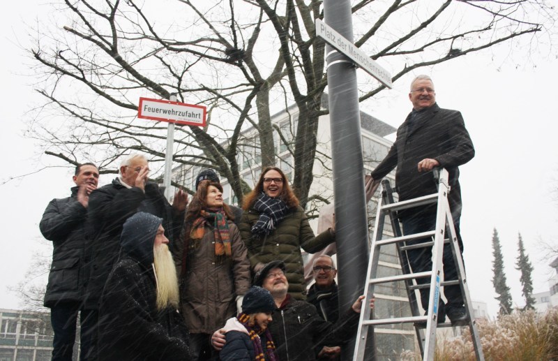 Trotz Schneegestöber freuten sich alle Anwesenden über das neue Schild zum Platz der Menschenrechte.