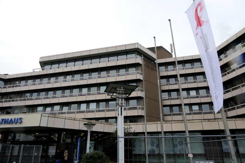 Fahne der Gesundheitsagentur Rhein-Sieg zum Welt-Aids-Tag vor dem Troisdorfer Rathaus.