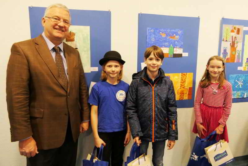 Gratulation der Preisträger: Bürgermeister Klaus-Werner Jablonski mit Charlotte, Jan und Melina vor deren Bildern