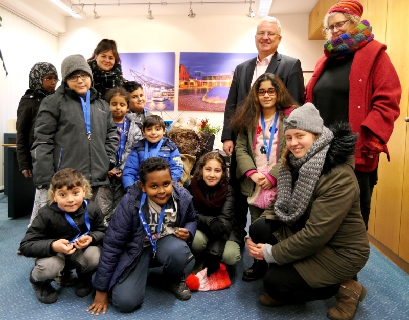 Kinder überbrachten einen hölzernen Weihnachtsgruß.