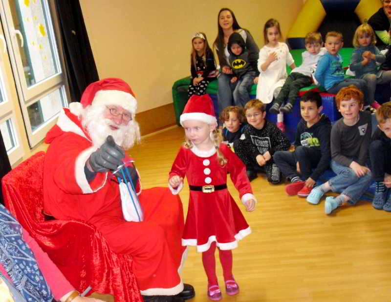 Der Nikolaus übergab den Kindern prall gefüllte Olaf-Rucksäcke.