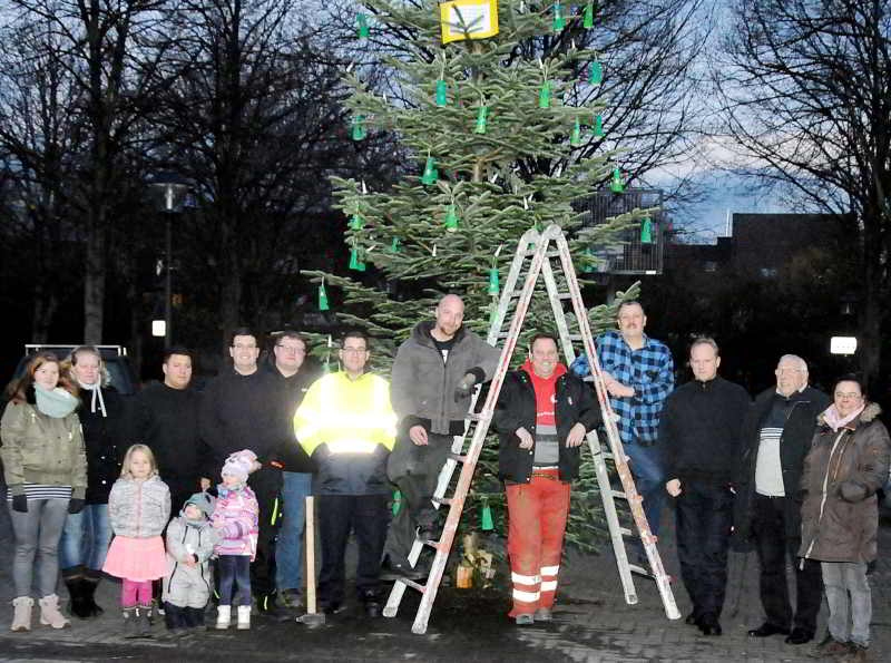 Das Team des Sieglarer Junggesellenvereins und Zuschauer gemeinsam mit Ortsvorsteher Alfons Bogolowski (2.v.r.).