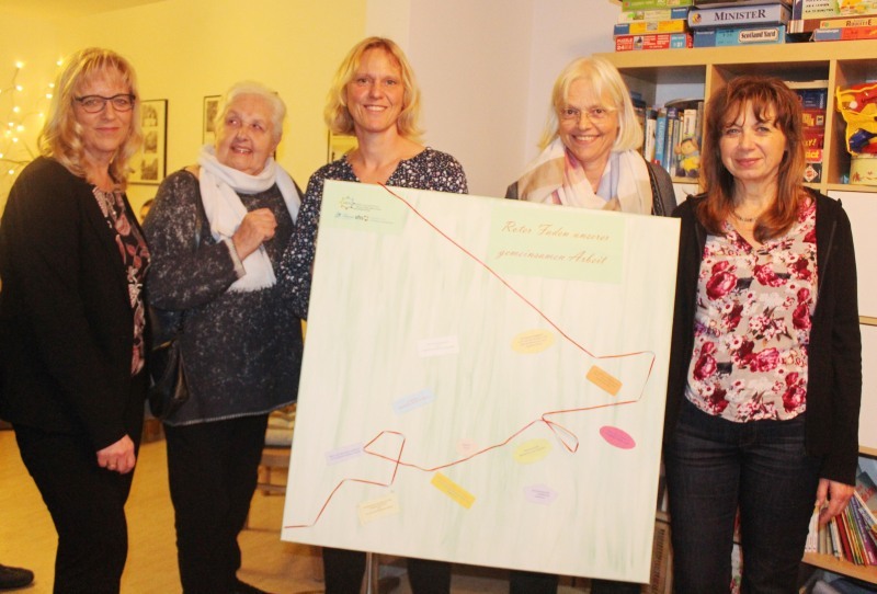 Freude über 5 Jahre Haus Oberlar: v.l. Ulrike Hanke, Ehrenamtlerin Heidi Woll, Kirsten Bentlage, Rotraud Walder und Kornelia Kaufmann (VHS).