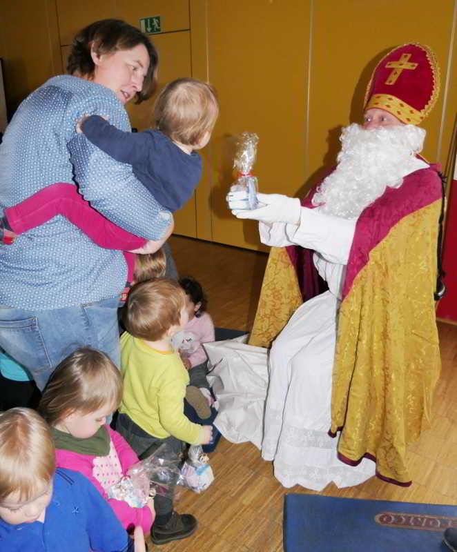 Der Nikolaus überraschte die Tagesmütter und Kinder im Stadtteilhaus FWH.