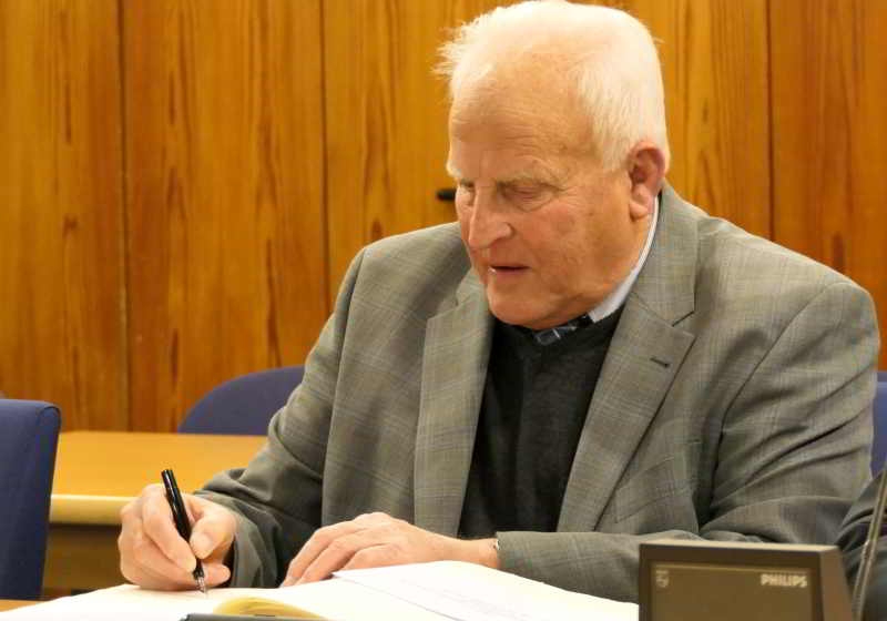 Theo Pilger trug sich in das Goldene Buch der Stadt ein.